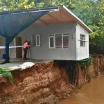 Temporal deja 1.200 personas afectadas en Ñuble estero destruyó parte de una casa en Quillón.