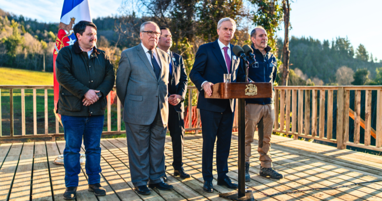 El presidente Kast, tres de sus funcionarios (dos ministros y el delegado regional) y, a la izquierda, Renán Cabezas, alcalde de El Carmen. Foto: Presidencia.