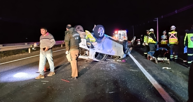 Colisión entre 2 vehículos deja 5 personas involucradas en Ruta 5 Sur de Bulnes