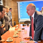 El gobernador Crisóstomo (a la izquierda) y el Ministro de Hacienda, Jorge Quiroz, en medio de la reunión. Foto: GORE.