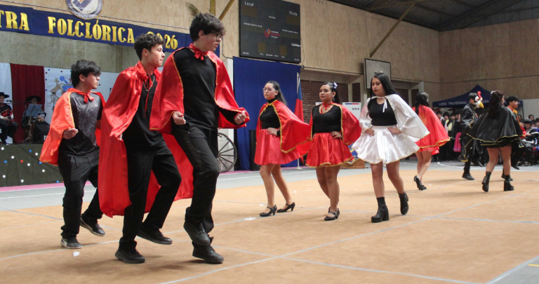 De la cueca a Rapa Nui y Bolivia: estudiantes de San Carlos protagonizaron muestra folclórica