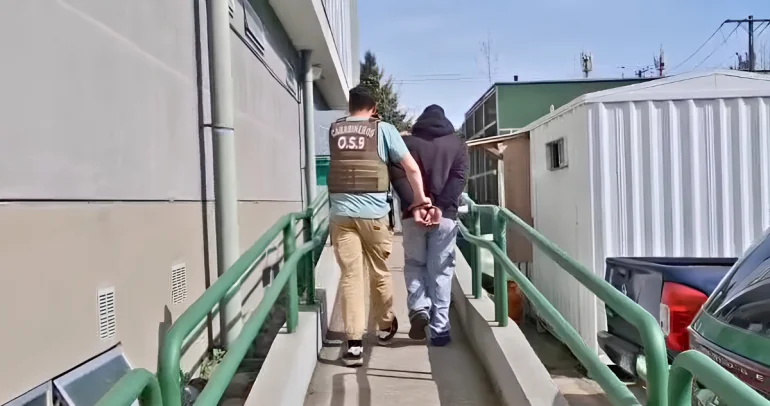 El detenido siendo llevado por la policía. Foto: Carabineros.