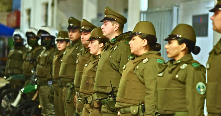 Carabineros frente al edificio de la delegación, en San Carlos., Foto: DPP.