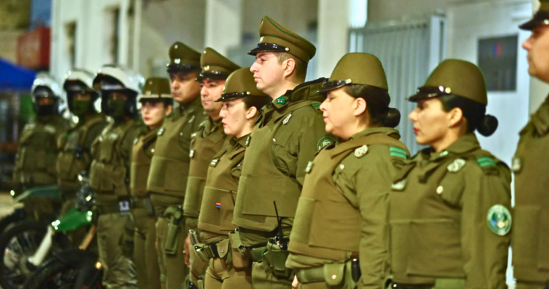 Carabineros frente al edificio de la delegación, en San Carlos., Foto: DPP.