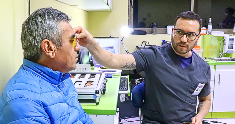 Hospital de San Carlos estrena primer programa de Ñuble para rehabilitar a adultos con baja visión