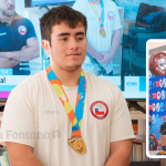 Nicolás Pino y su medalla, ante el Concejo Municipal de Bulnes. Foto: Municipio.