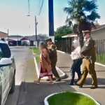 Dos de las detenidas siendo llevadas por la policía. Foto: Carabineros.