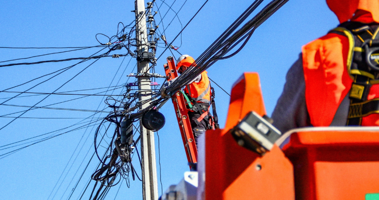 San Carlos inicia retiro de cables en desuso: más de 300 puntos serán intervenidos