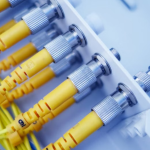 Cables de fibra óptica de internet. Fotografía: Pexels.