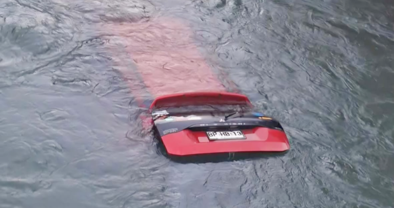 Vehículo fue arrastrado por el río Cato en Coihueco: conductor habría salido por la escotilla