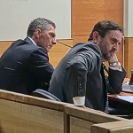 De izquierda a derecha: El alcalde de Chillán, Camilo Benavente, y su defensa, en la audiencia de formalización del viernes 16 de octubre. Foto: Fiscalía.