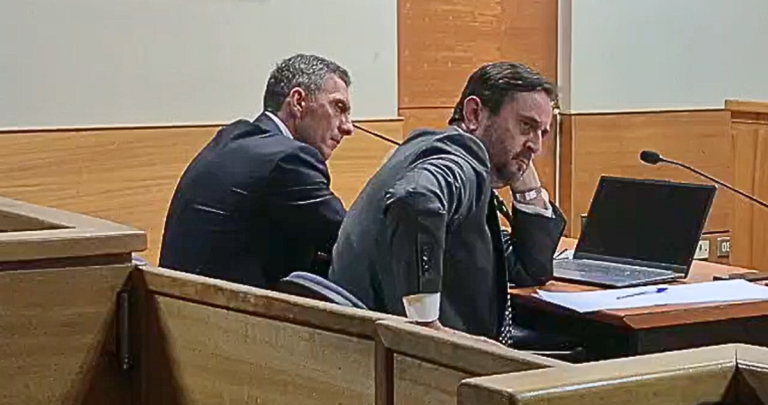 De izquierda a derecha: El alcalde de Chillán, Camilo Benavente, y su defensa, en la audiencia de formalización del viernes 16 de octubre. Foto: Fiscalía.