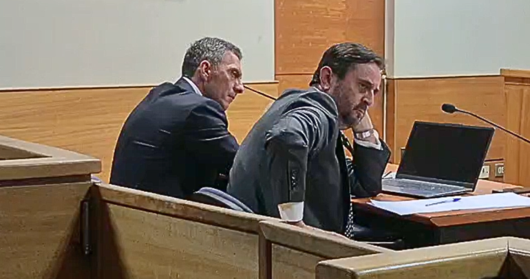 De izquierda a derecha: El alcalde de Chillán, Camilo Benavente, y su defensa, en la audiencia de formalización del viernes 16 de octubre. Foto: Fiscalía.