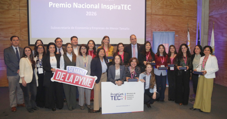 Profesora chillaneja gana Premio InspiraTEC por crear plataforma de IA para docentes