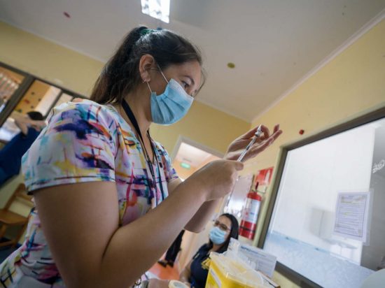 Una funcionaria del Servicio de Salud Ñuble aplicando vacunas contra el COVID-19 | Foto: Minsal