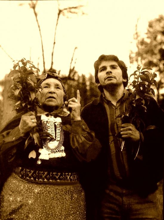 Ziley Mora con machi Francisca Colipe en Quepe, 1986.