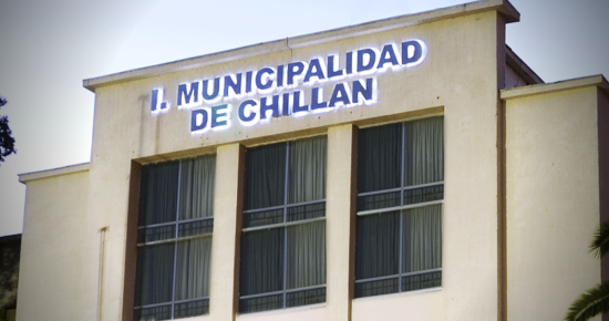 La Municipalidad de Chillán se ubica frente a la plaza comunal, en el centro de la ciudad.