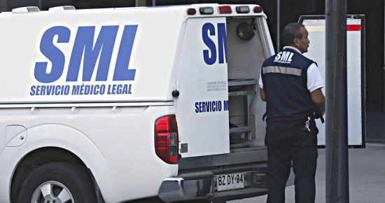 Camioneta con el logotipo del Servicio Médico Legal.