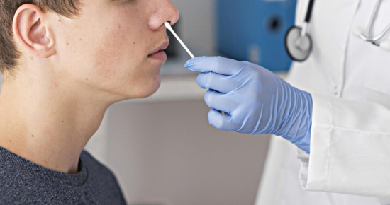 Así son los tests de hisopado, que extraen una muestra nasal para detectar el virus.
